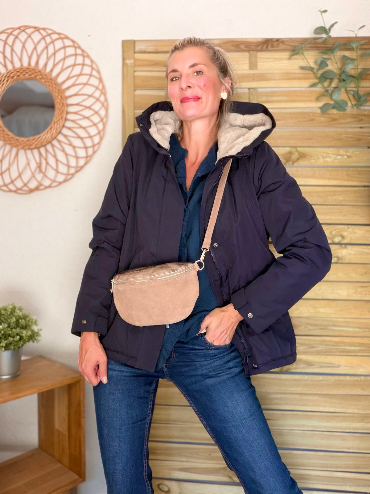Sac banane M bi-matière en cuir irisé et velours 24cm - POLLY- Taupe/Bronze • FIN DE SÉRIE