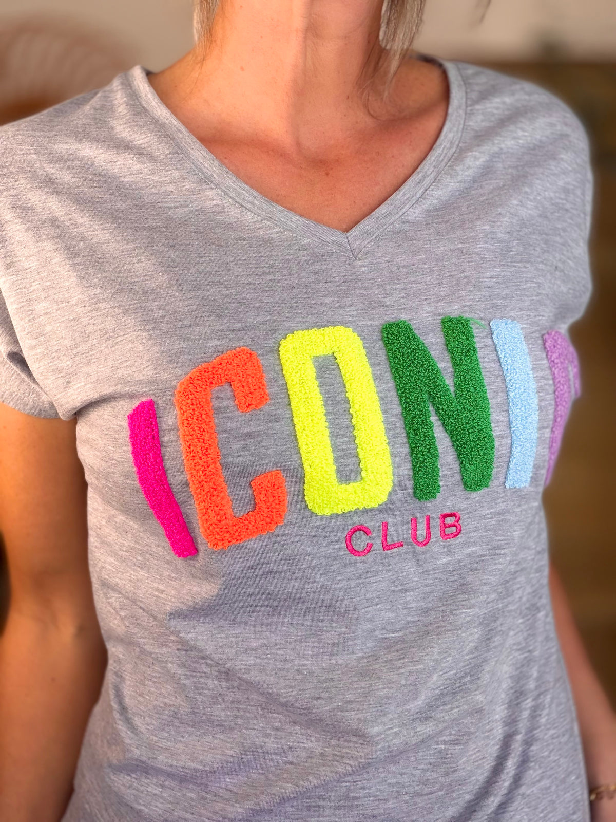 Tee shirt col V ICONIC club MIRANDA Gris - FIN DE SÉRIE