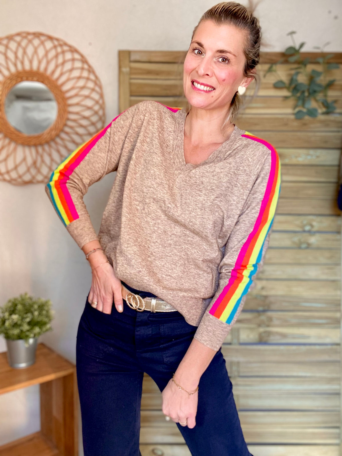 Pull fin avec bandes colorées, col V - RAINBOW 🌈 Taupe chiné - FIN DE SÉRIE