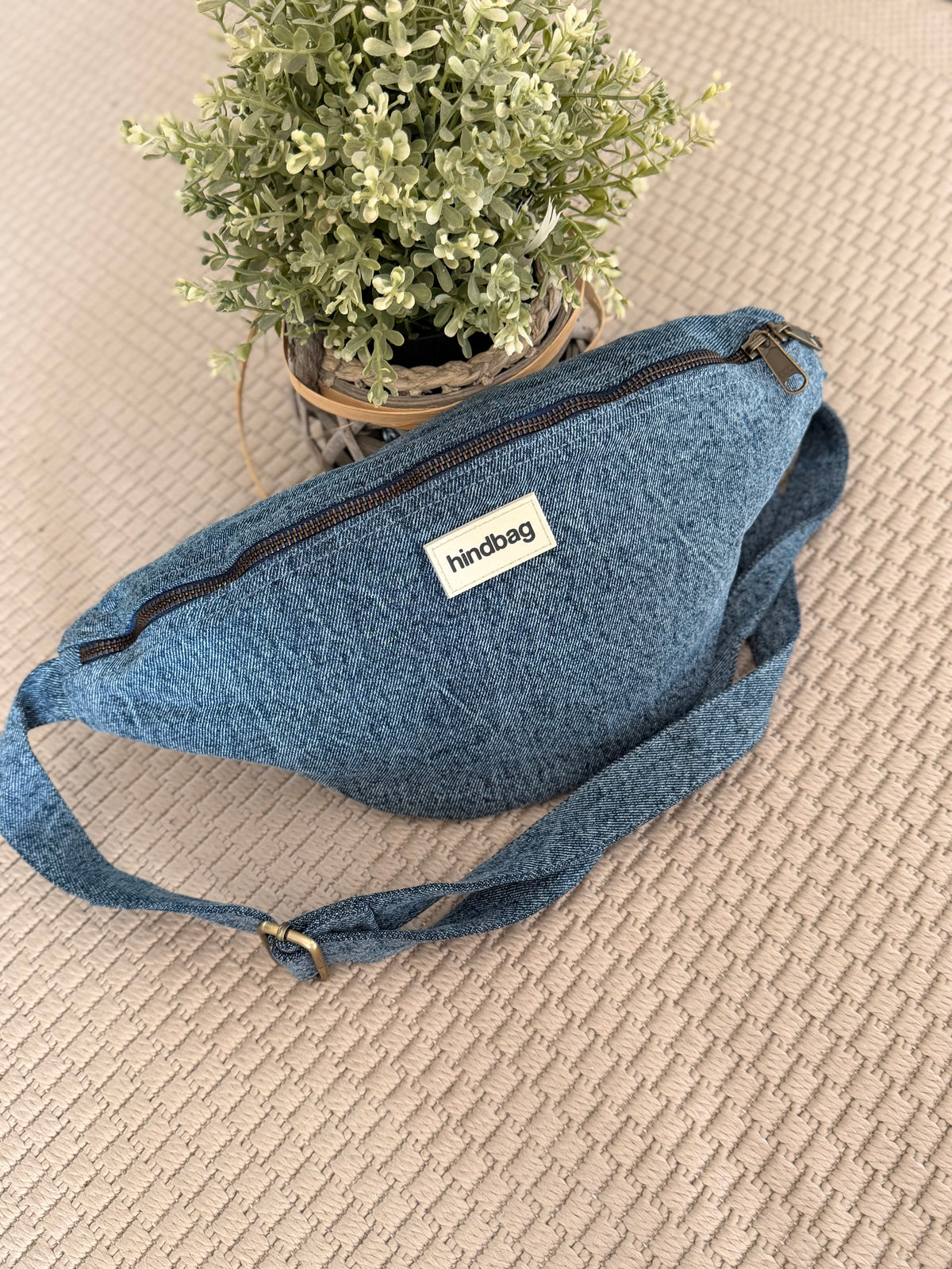HINDBAG SASHA - Sac banane Denim bleu foncé