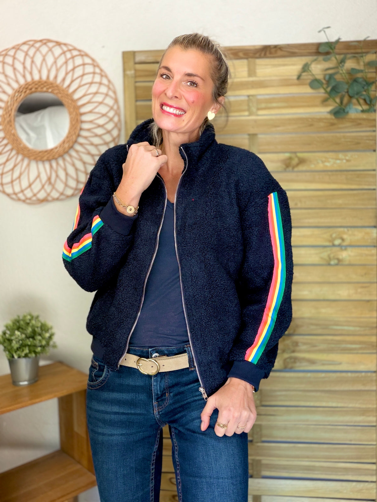 Veste Sherpa zippée bandes Arc-en-ciel CORALIE Bleu marine 🌈