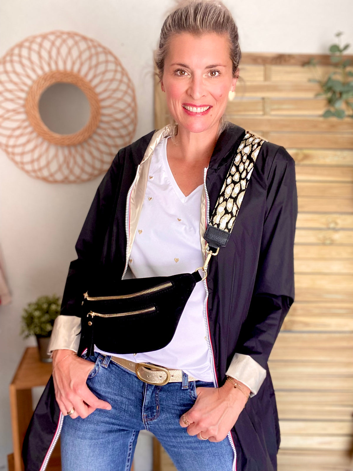 Sac banane avec poche avant, en cuir daim HOLLY - Noir