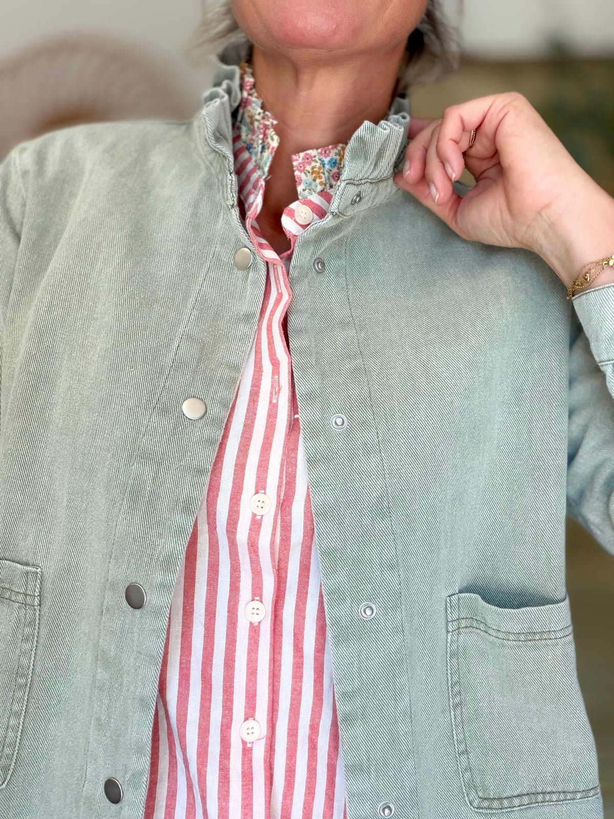 Veste courte légère col volanté JUNE - Vert sauge