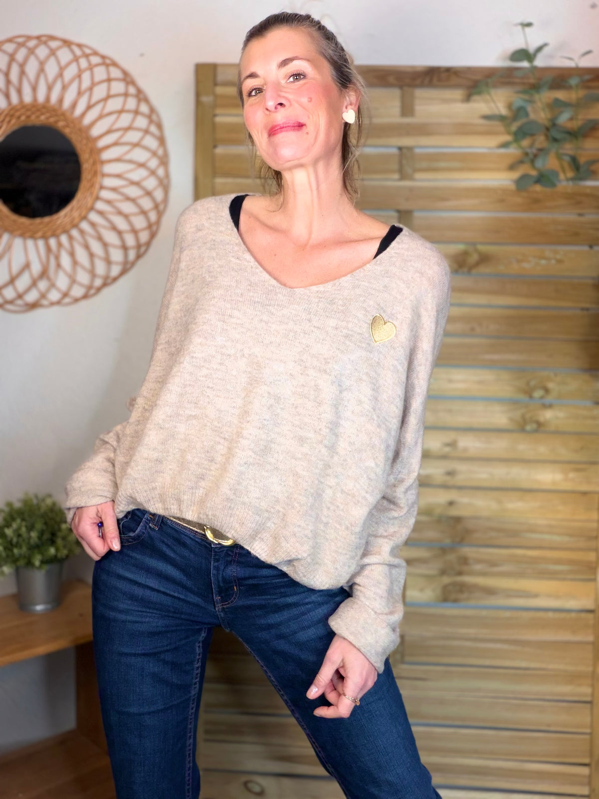 Pull léger en maille col V cœur doré brodé 💛 MELINA - beige chiné