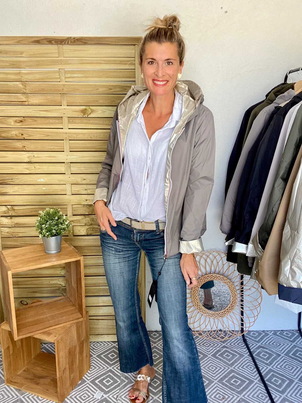 LAURA JO. Imperméable réversible léger GARANCE COURT - Gris taupe/Doré