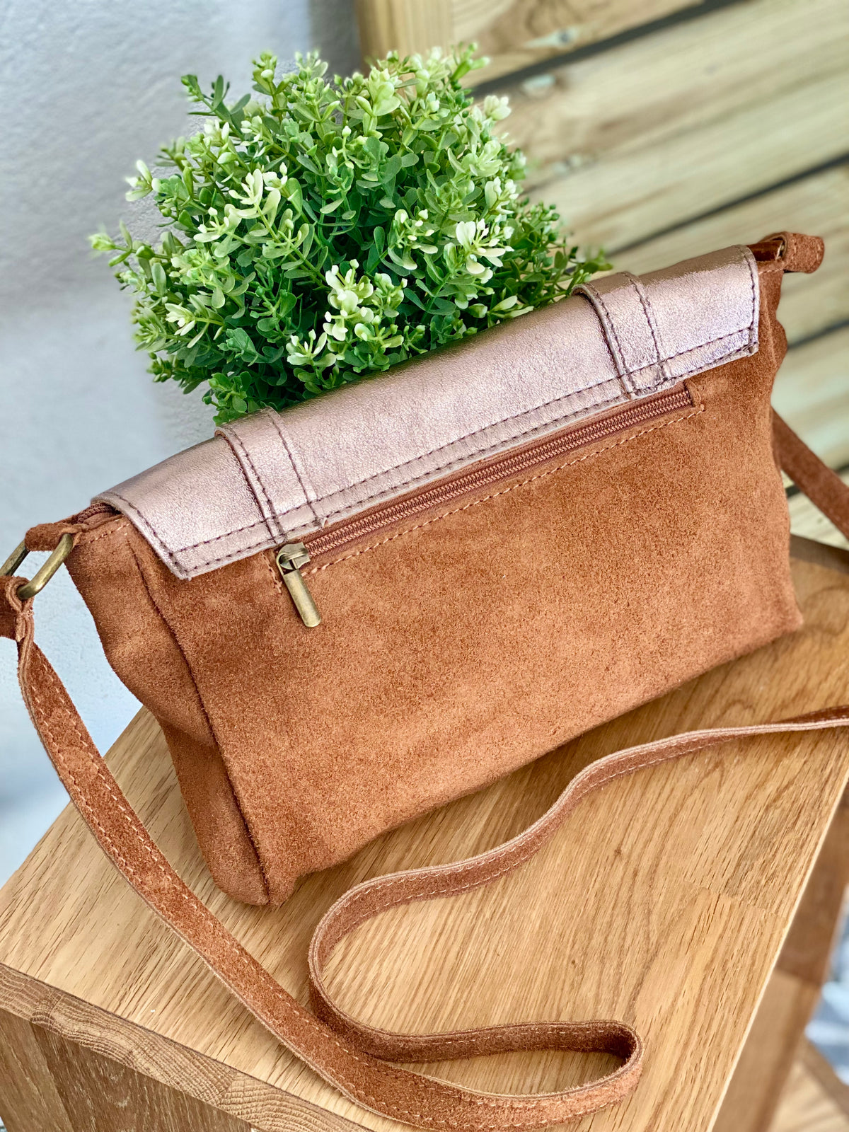 Sac bandoulière en cuir daim et irisé ESMÉE - Bronze / Camel