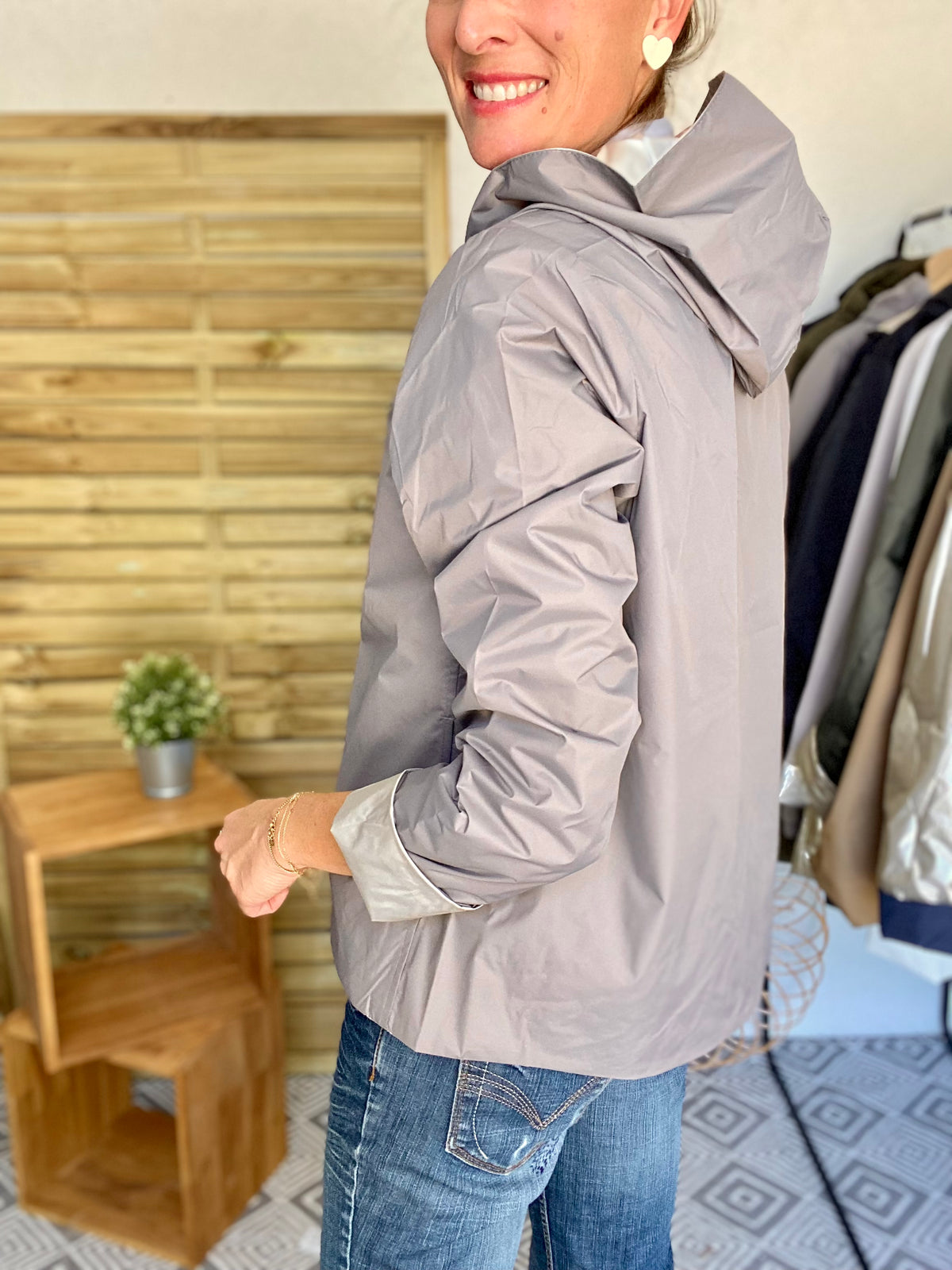 LAURA JO. Imperméable réversible léger GARANCE COURT - Gris taupe/Doré