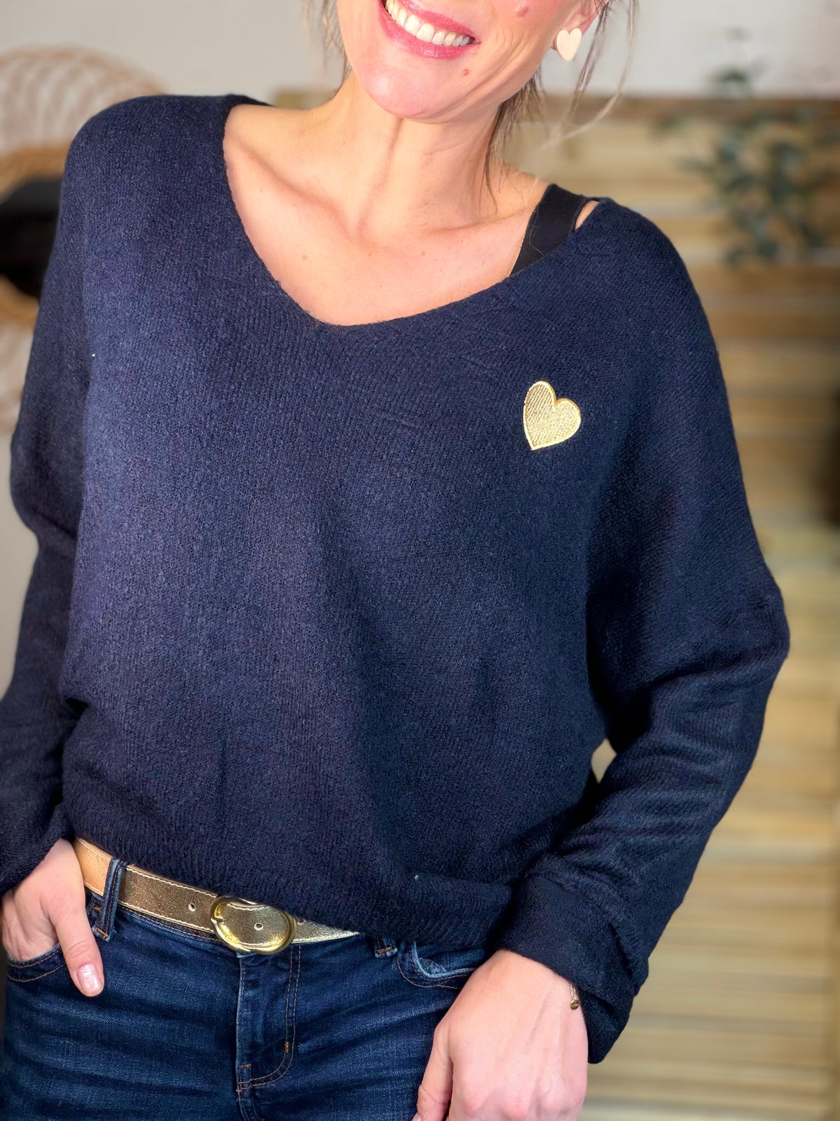 Pull léger en maille col V cœur doré brodé 💛 MELINA - Bleu marine