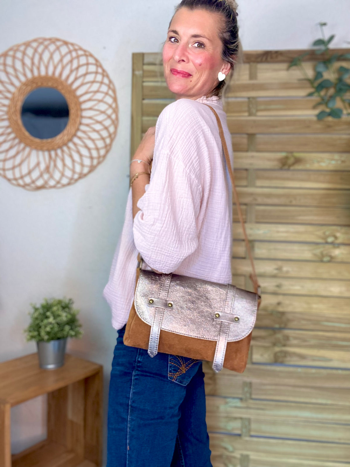 Sac bandoulière en cuir daim et irisé ESMÉE - Bronze / Camel