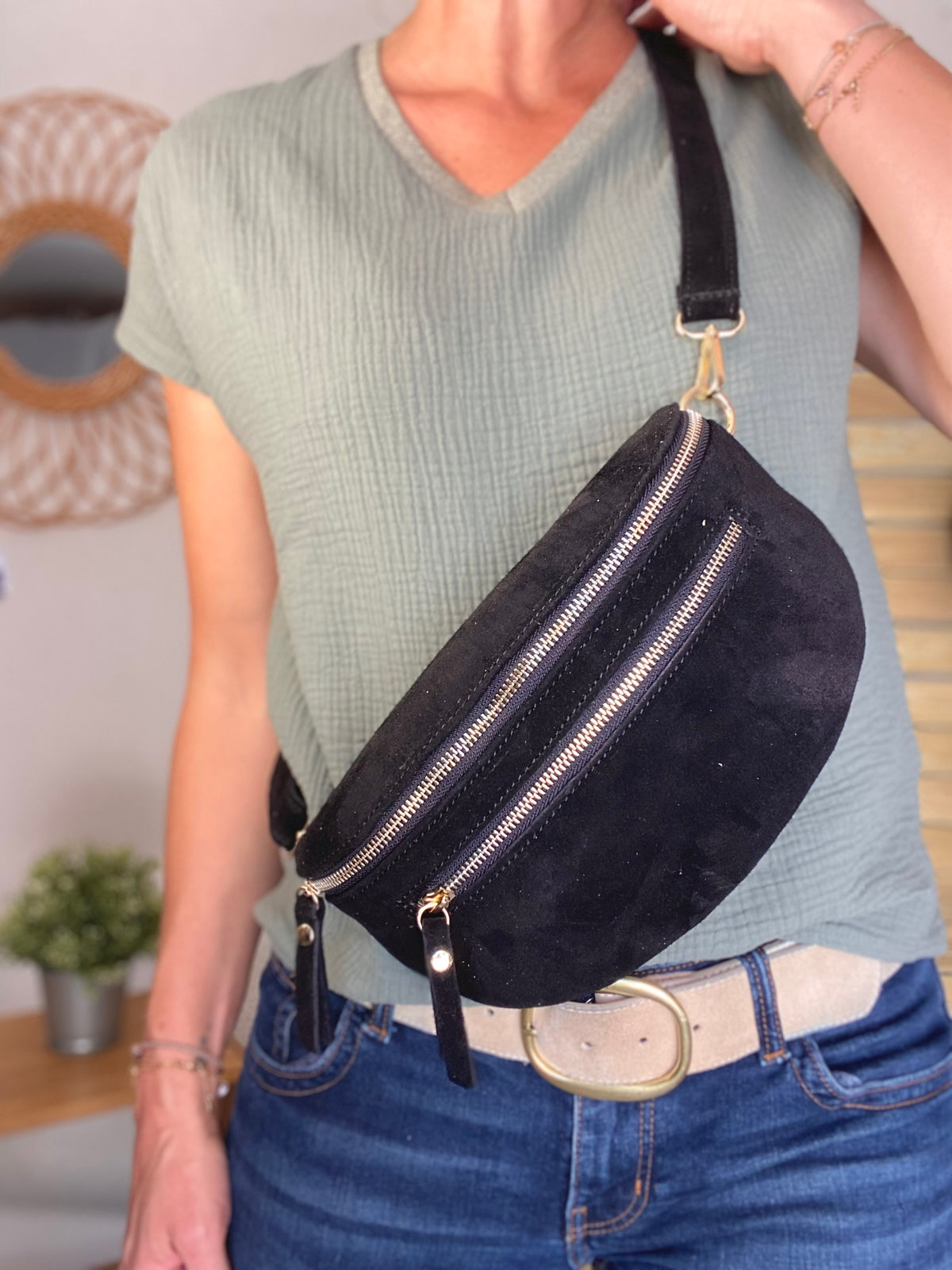 Sac banane en croûte de cuir + poche avant ALISON - Noir