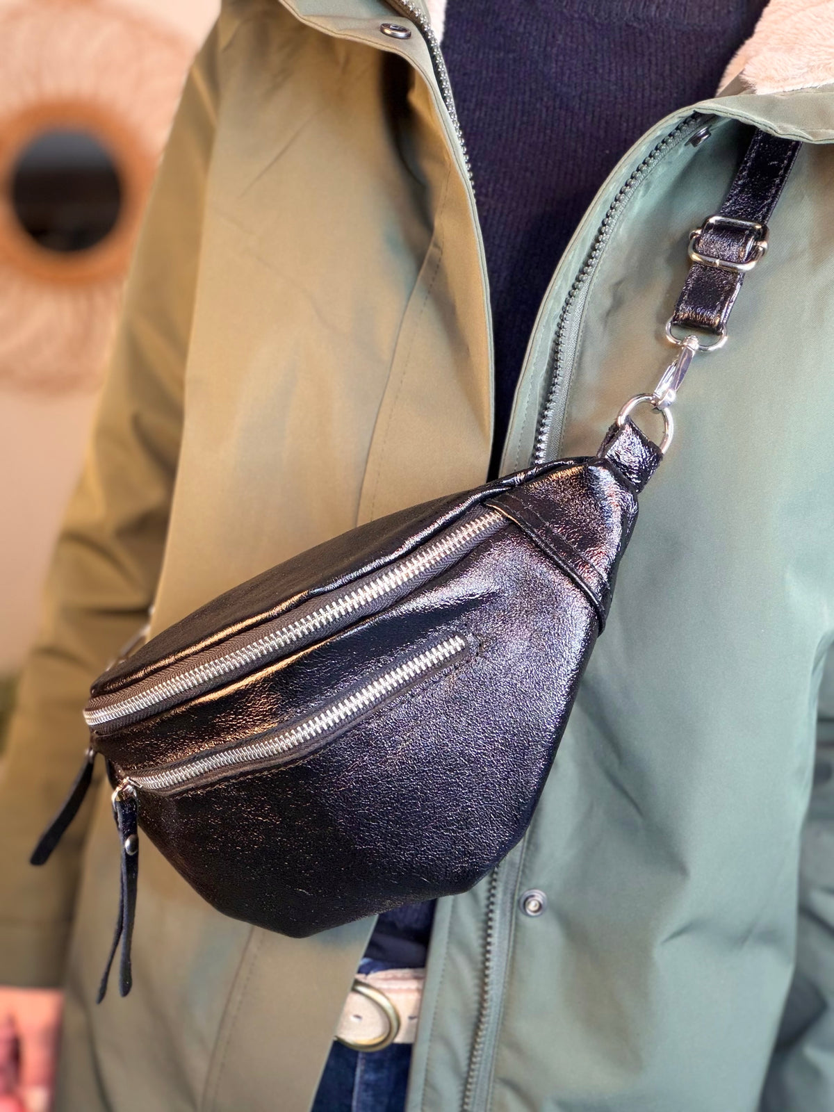 Sac banane en cuir irisé double poche - OPALE - Noir / Argent
