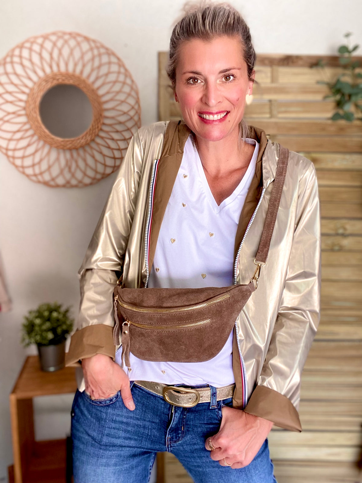 Sac banane avec poche avant, en cuir daim HOLLY - Café