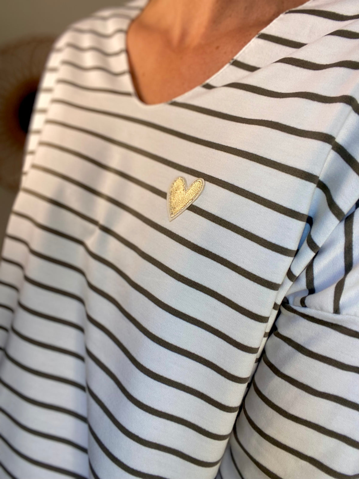 Pull fin rayé col V avec ou sans coeur doré 💛 NOLWENN - Kaki