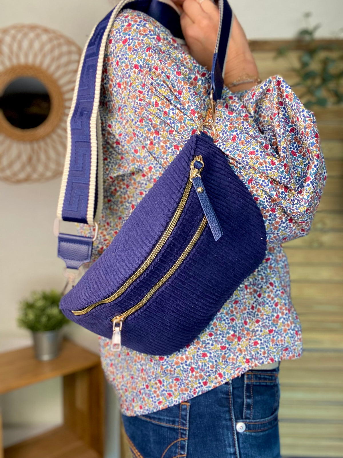 Sac banane L en velours côtelé 2 zips et sangle fantaisie - ASHLY - Bleu marine • FIN DE SÉRIE