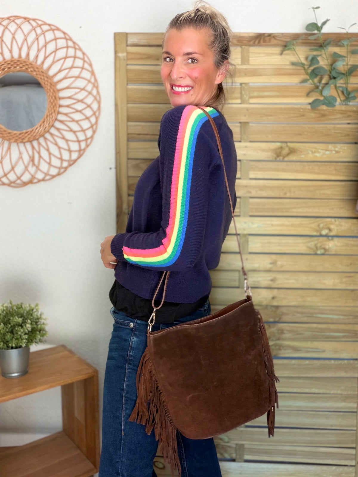 Pull épais avec bandes arc-en-ciel, col V - RAINBOW 🌈 Bleu marine - Winter 2026