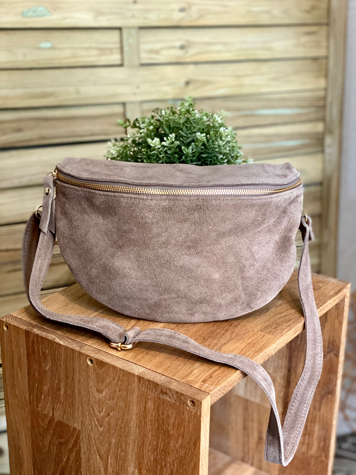 Sac banane XL en cuir velours 30cm JUDY - Taupe