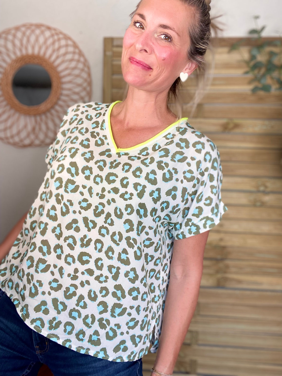 Top imprimé Léo col V fluo MISHA - Kaki