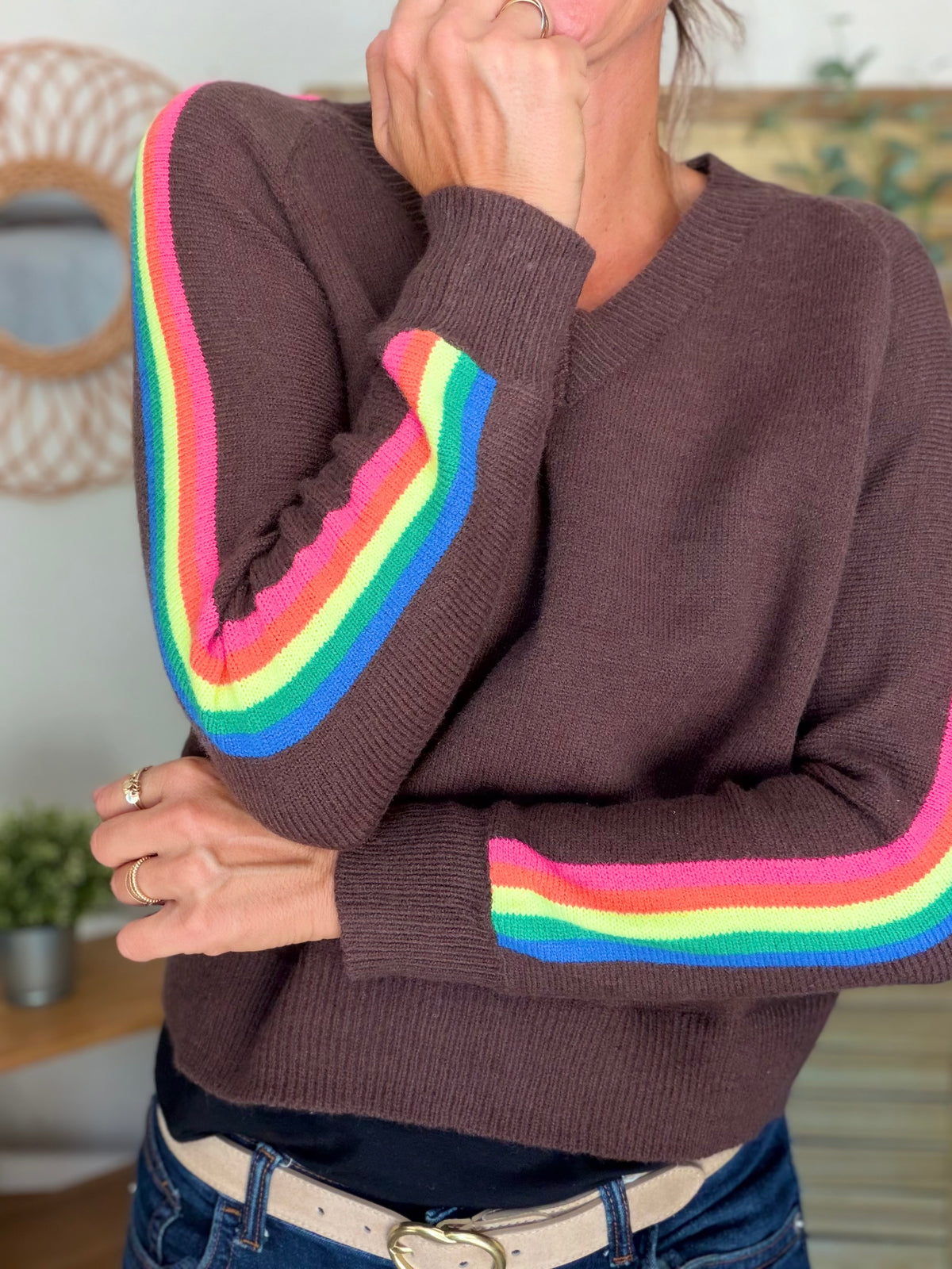 Pull épais avec bandes arc-en-ciel, col V - RAINBOW 🌈 Chocolat - Winter 2026
