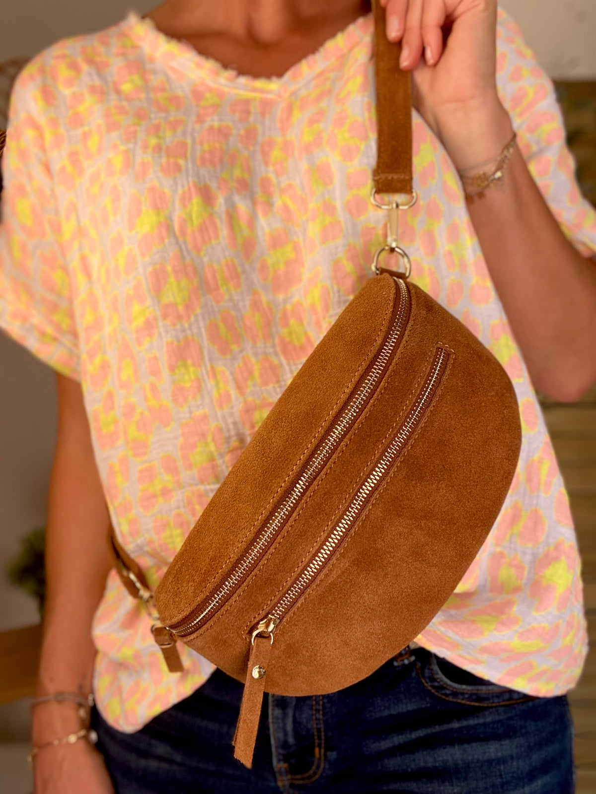 Sac banane en croûte de cuir + poche avant ALISON - Camel
