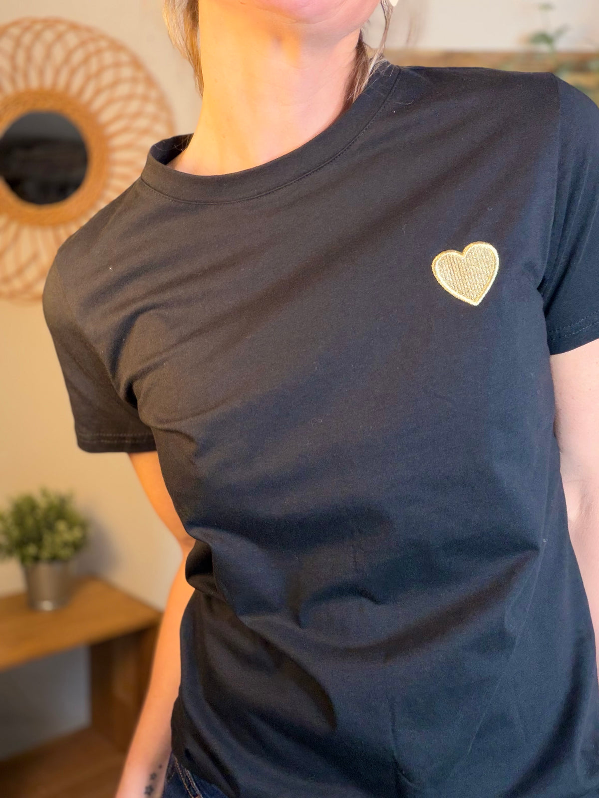 Tee shirt cœur brodé doré 💛 PIA Noir - FIN DE SÉRIE
