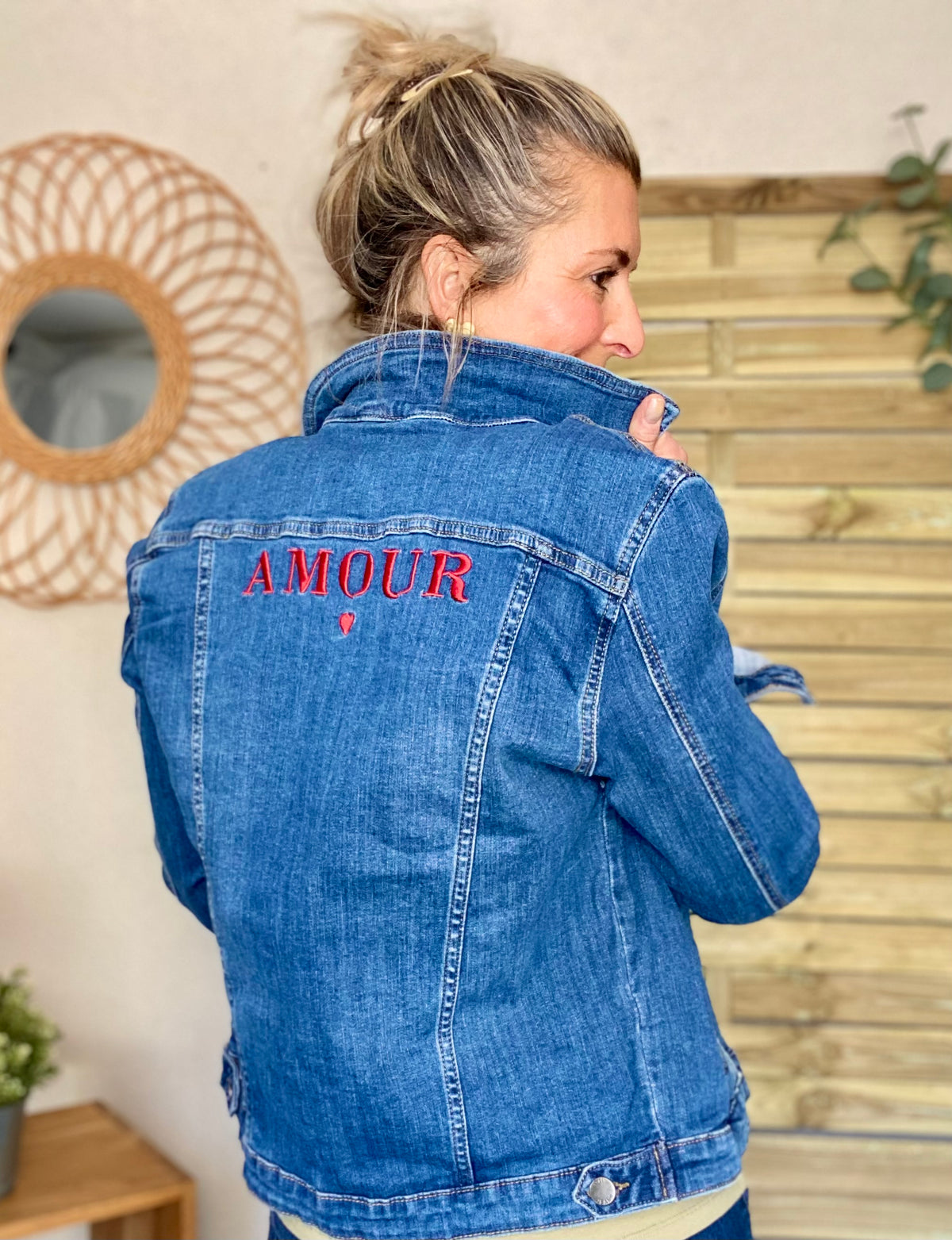 Veste en jean broderie AMOUR - PAULINE - FIN DE SÉRIE