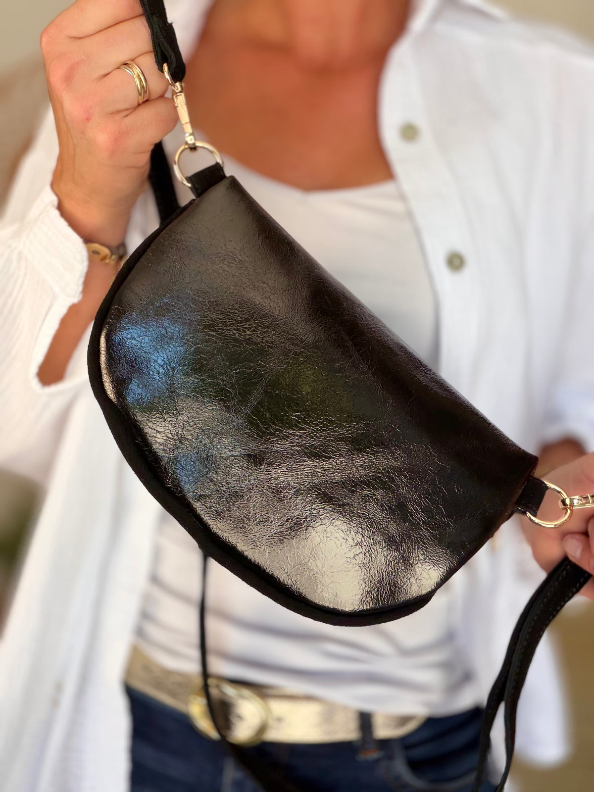 Sac banane M bi-matière en cuir irisé et velours 24cm - POLLY- Noir • FIN DE SÉRIE