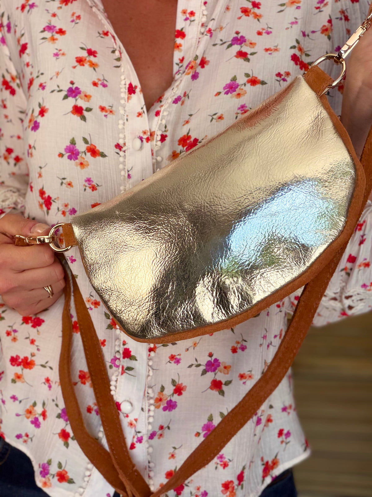 Sac banane M bi-matière en cuir irisé et velours 24cm - POLLY- Camel/Doré • FIN DE SÉRIE