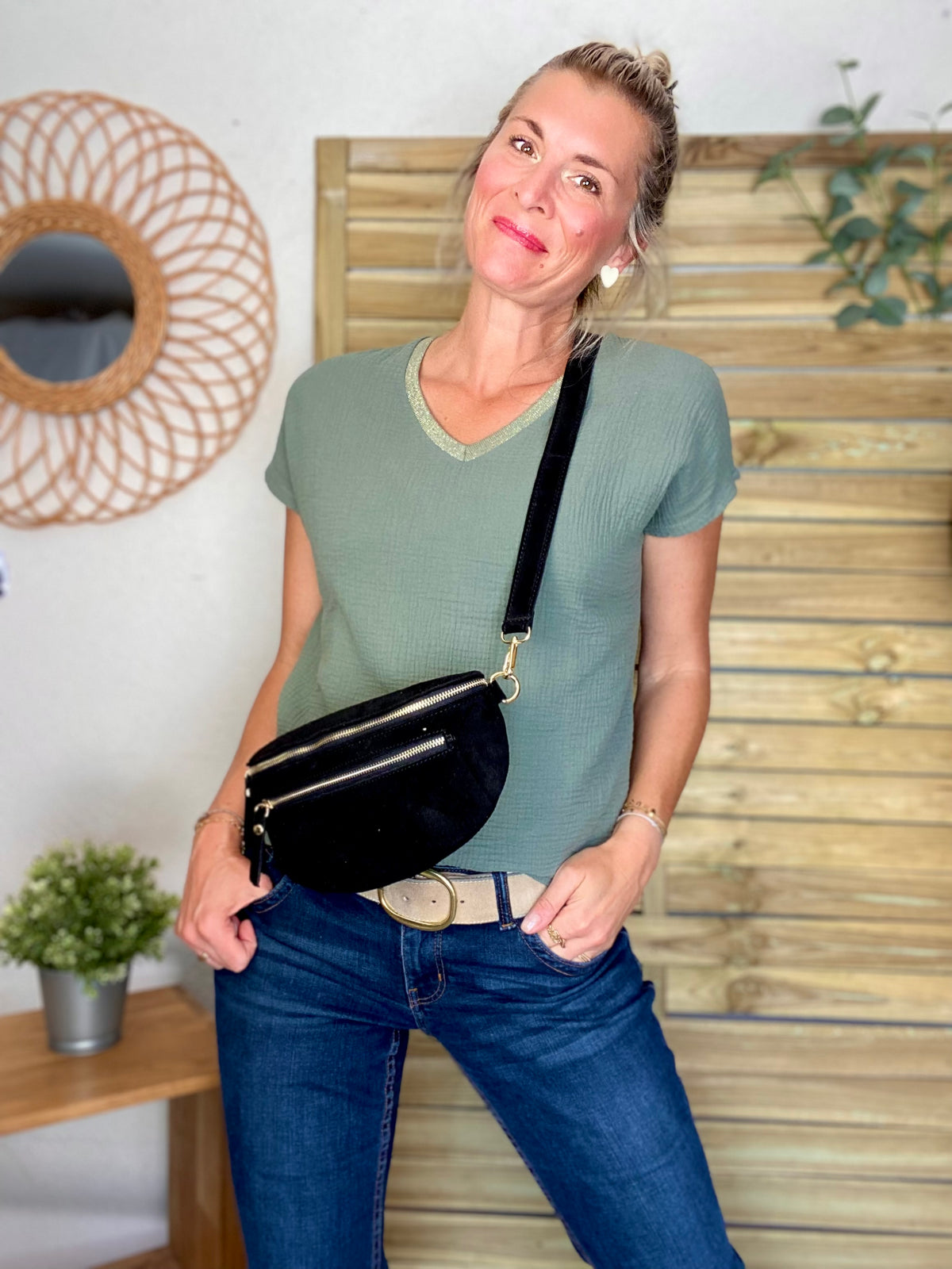 Sac banane en croûte de cuir + poche avant ALISON - Noir