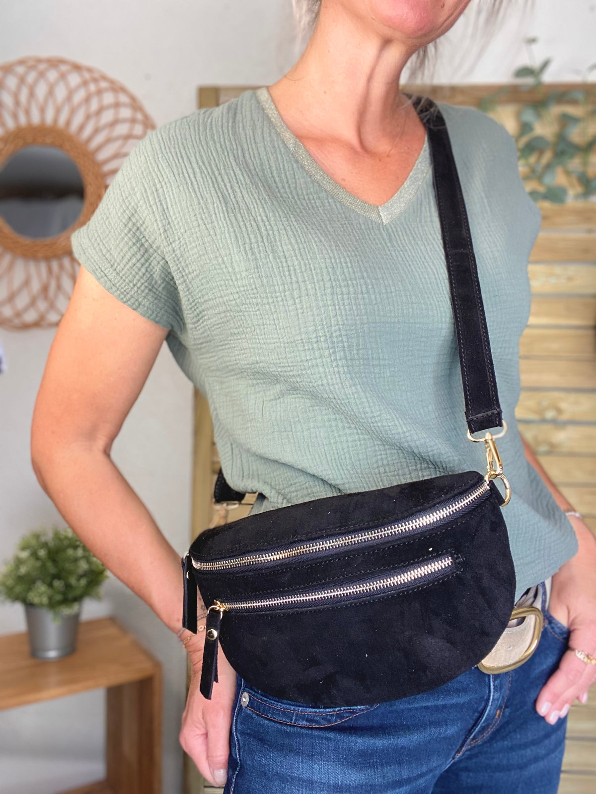 Sac banane en croûte de cuir + poche avant ALISON - Noir