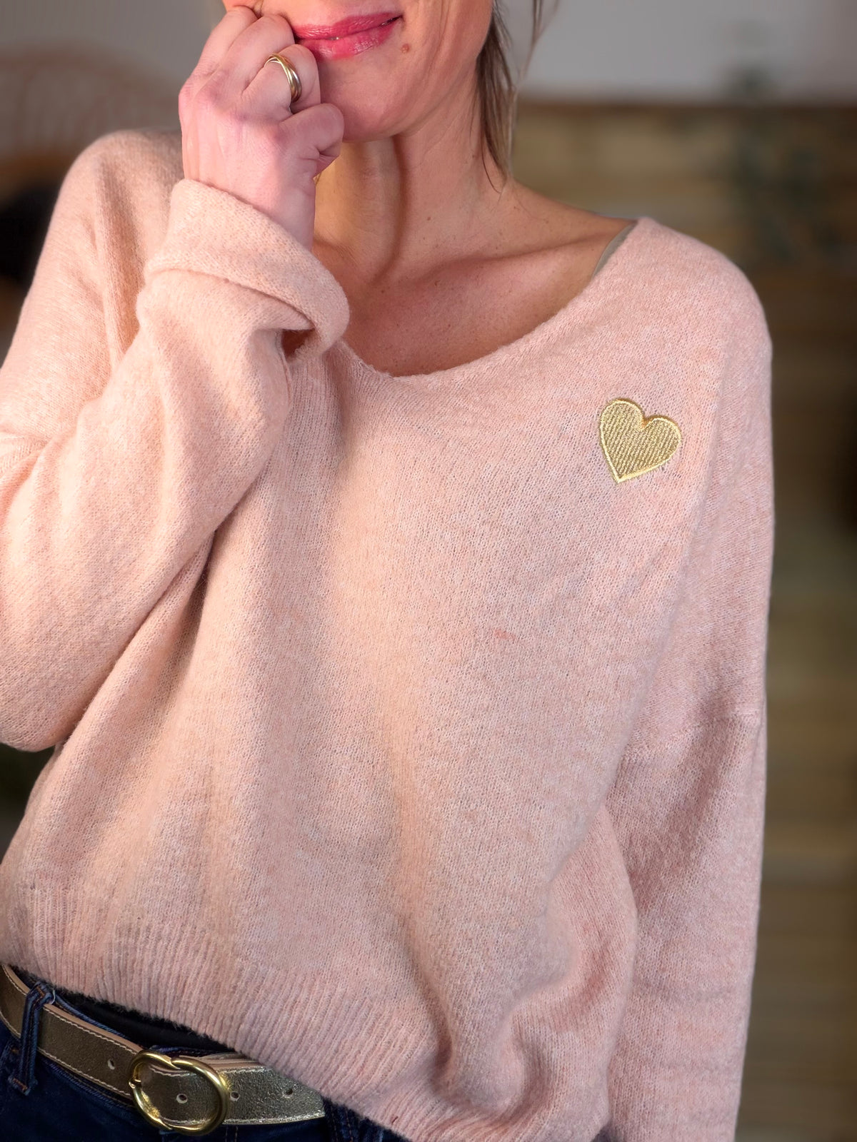 Pull léger en maille col V cœur doré brodé 💛 MELINA - Rose clair
