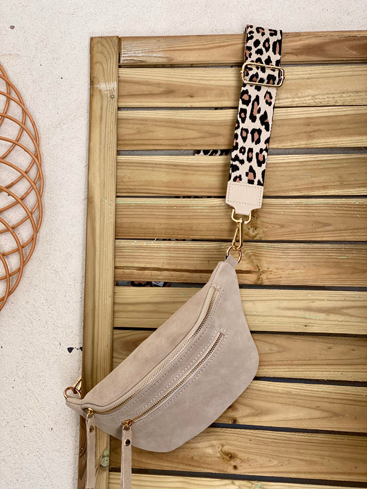 Sac banane avec poche avant, en cuir daim HOLLY - Beige • DÉSTOCKAGE