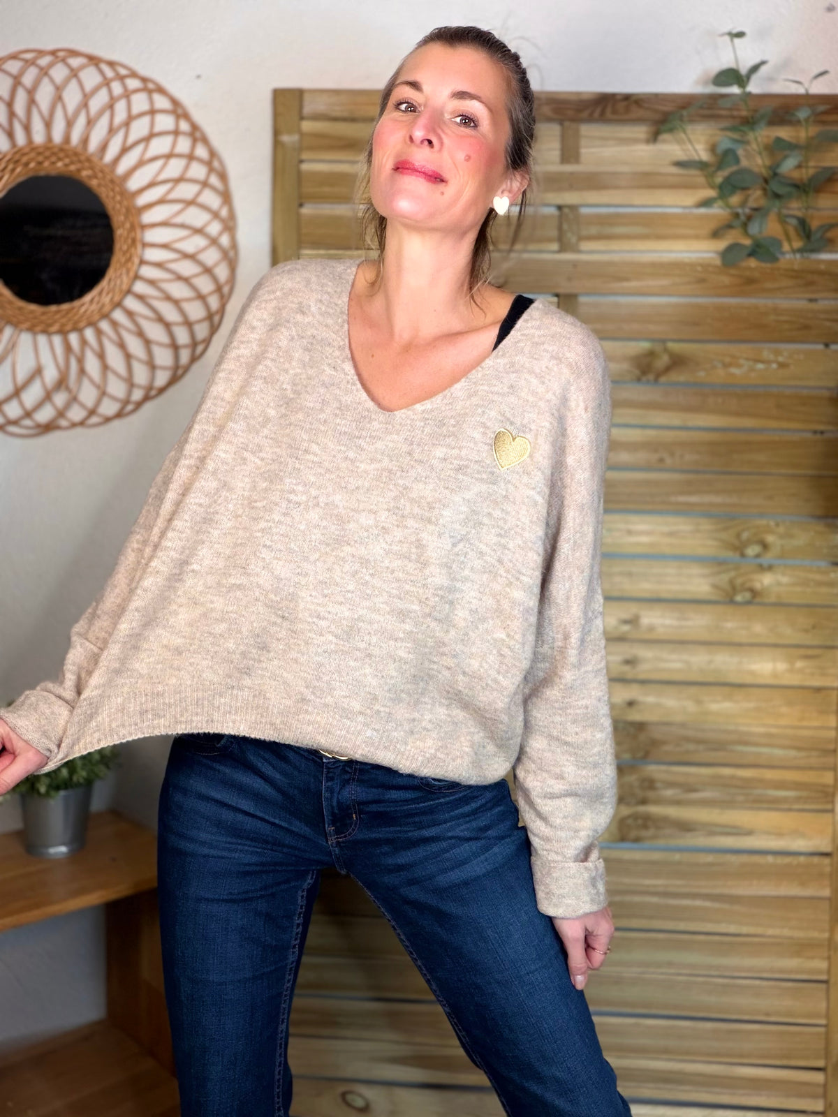 Pull léger en maille col V cœur doré brodé 💛 MELINA - beige chiné