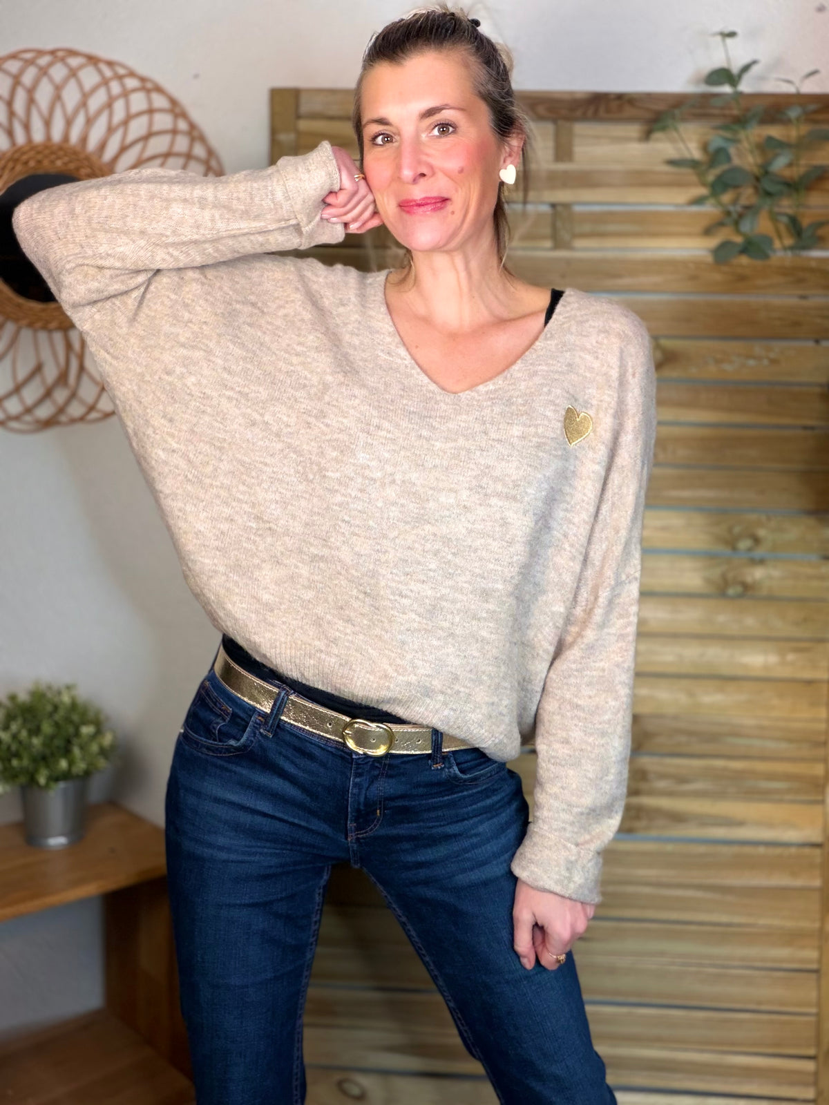 Pull léger en maille col V cœur doré brodé 💛 MELINA - beige chiné