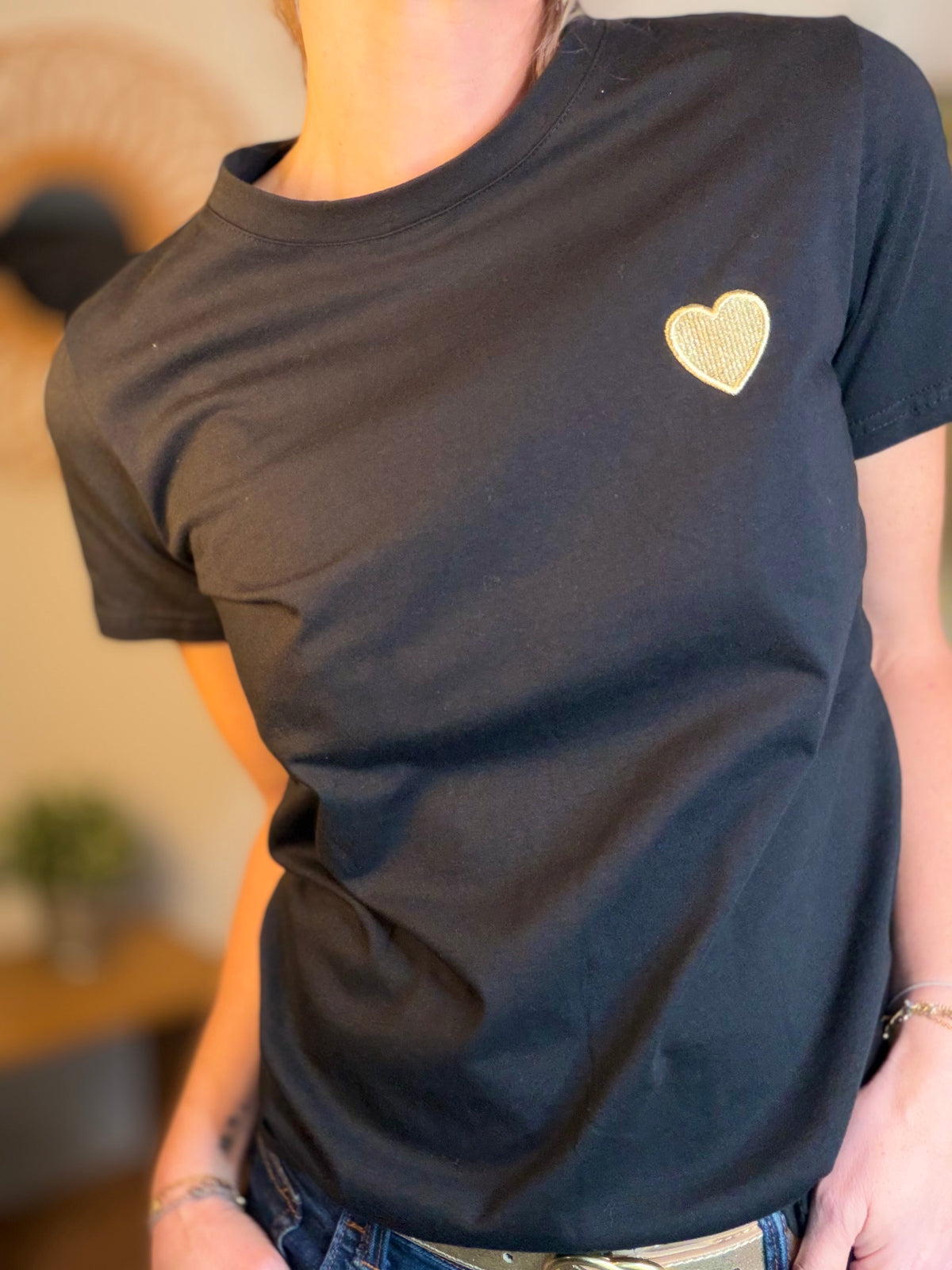 Tee shirt cœur brodé doré 💛 PIA Noir - FIN DE SÉRIE