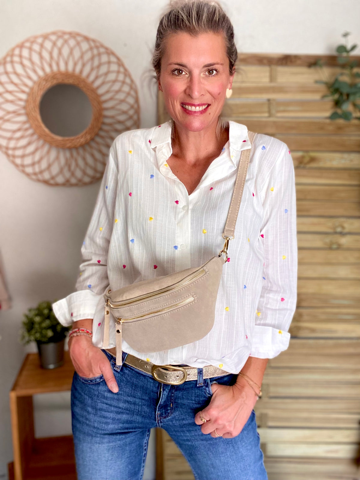 Sac banane avec poche avant, en cuir daim HOLLY - Beige • DÉSTOCKAGE