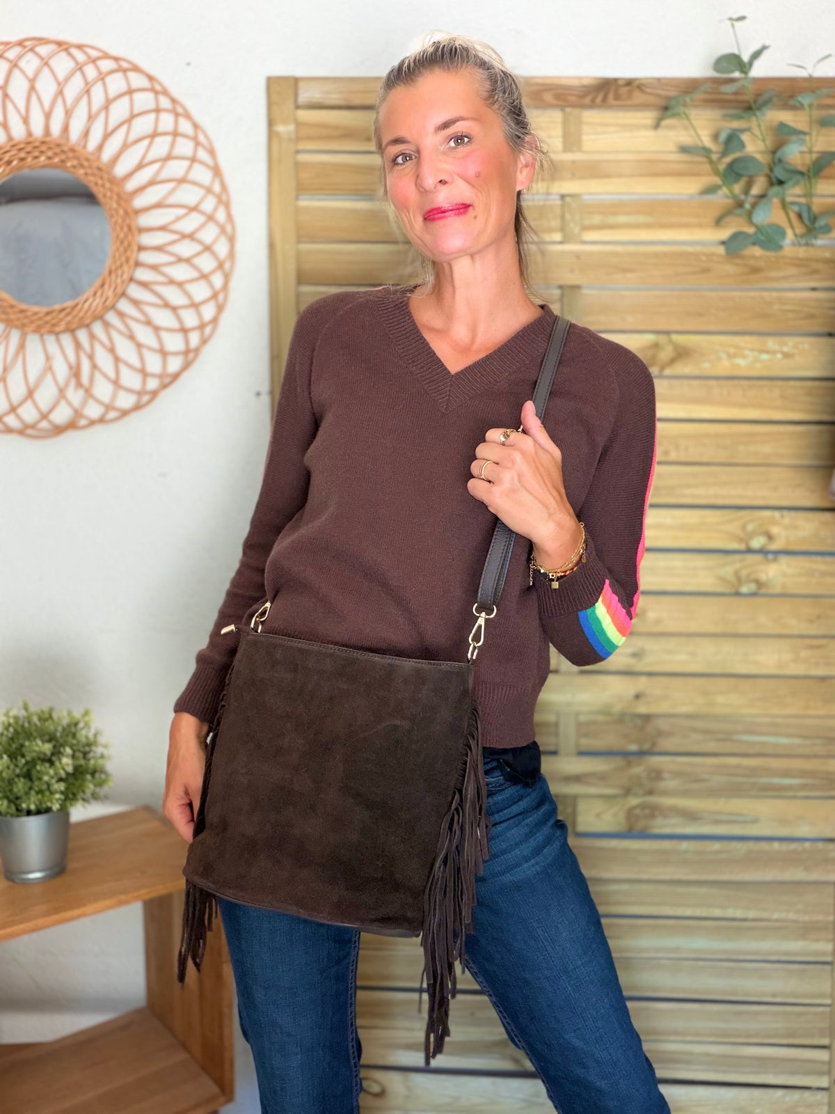 Pull épais avec bandes arc-en-ciel, col V - RAINBOW 🌈 Chocolat - Winter 2026