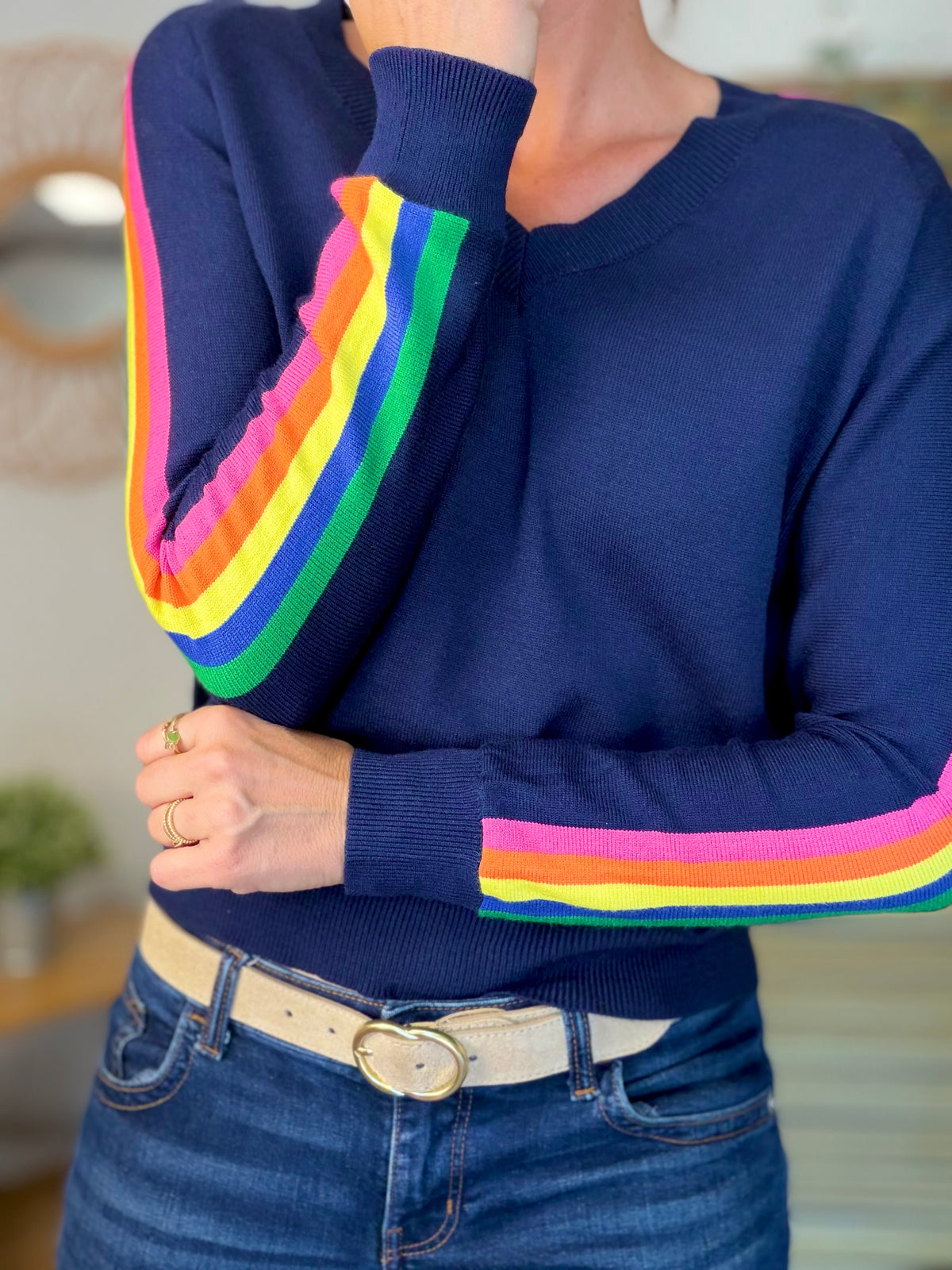 Pull fin avec bandes arc en ciel, col V - RAINBOW 🌈 Bleu marine - Spring 2026