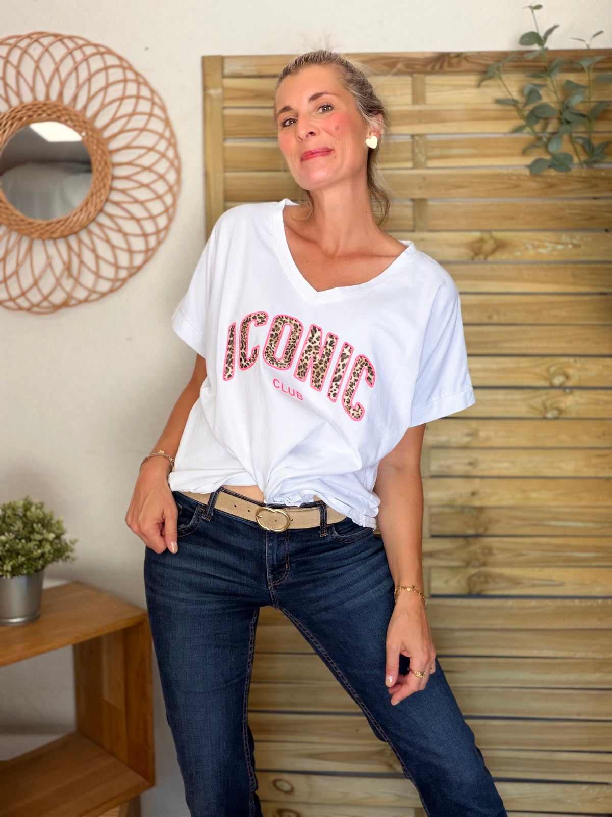 Tee shirt col V ICONIC club oversized MILA Léo - FIN DE SÉRIE