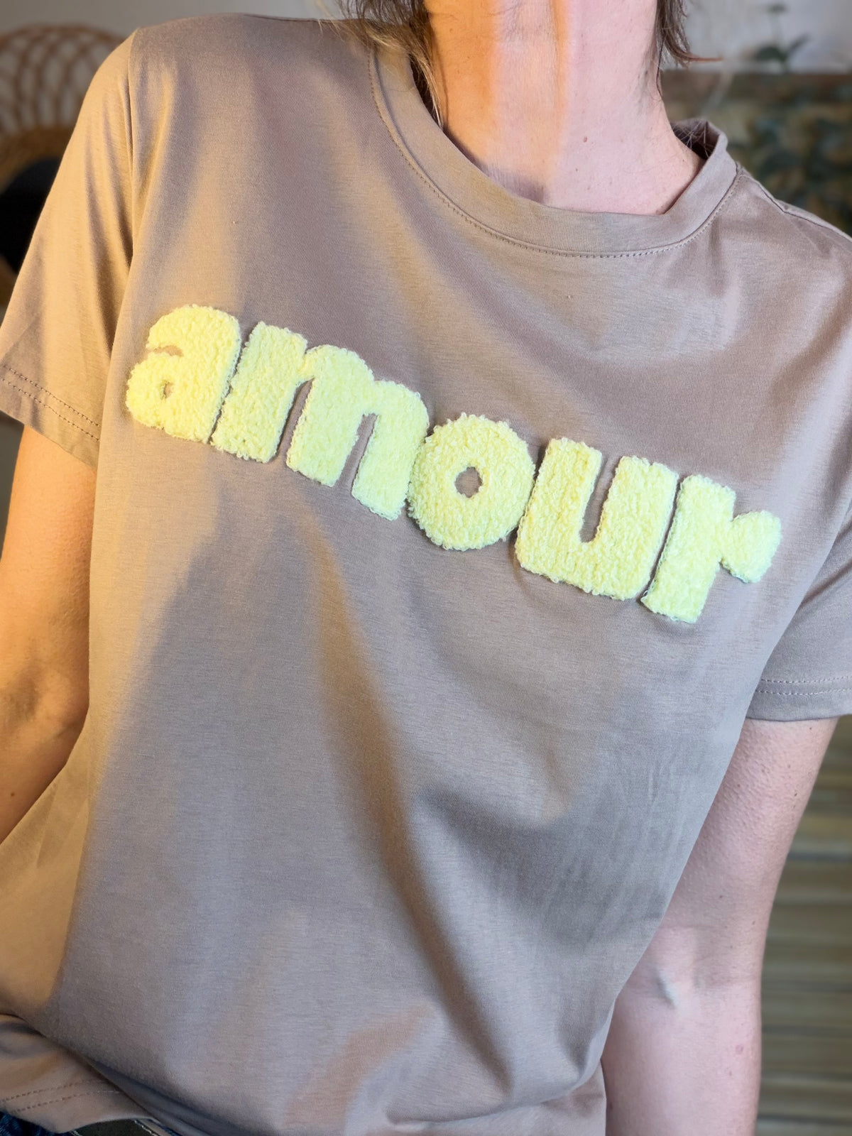 Tee shirt amour MAÏA Taupe/jaune - FIN DE SÉRIE