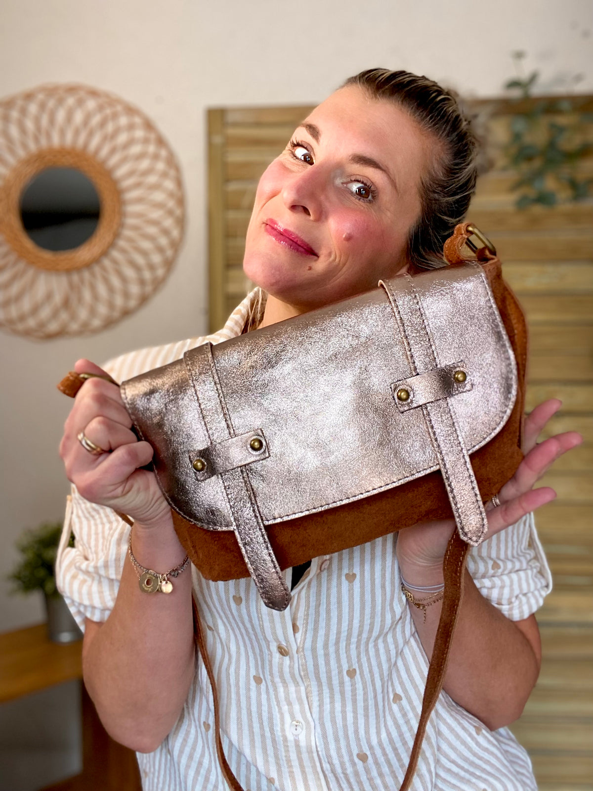 Sac bandoulière en cuir daim et irisé ESMÉE - Bronze / Camel