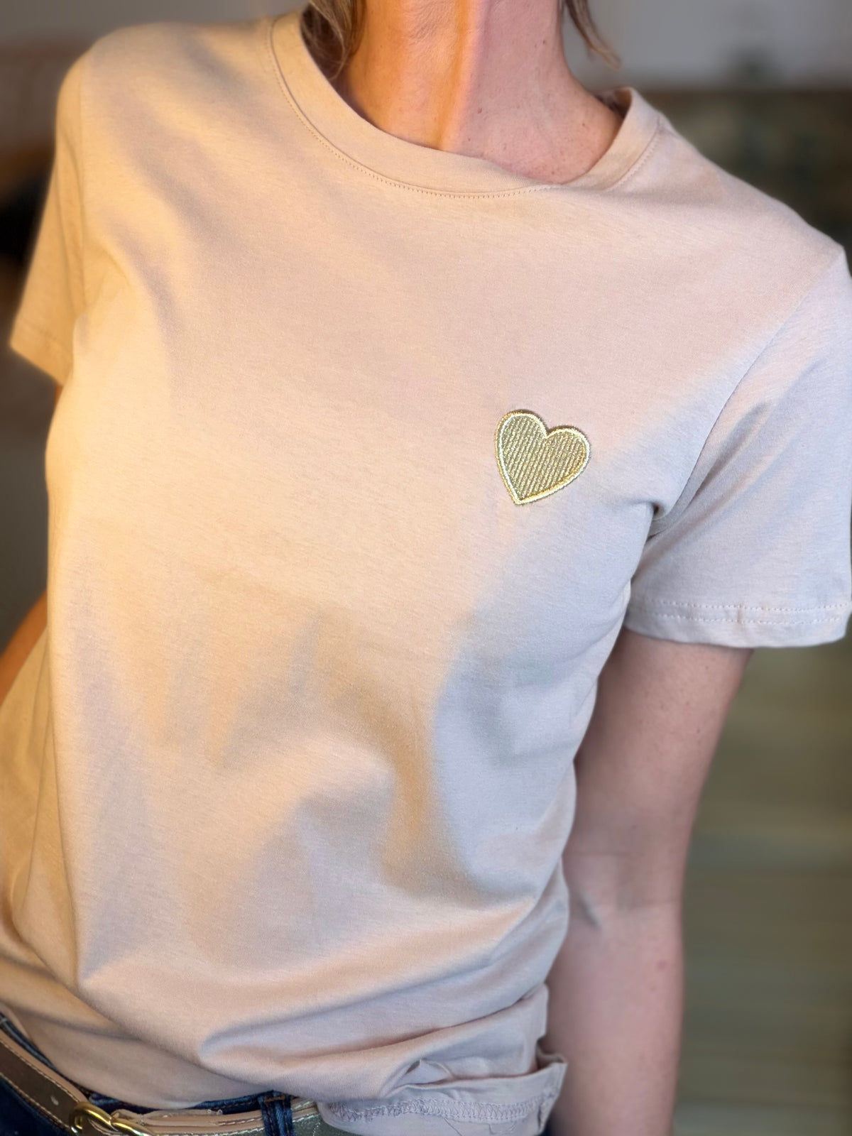 Tee shirt cœur brodé doré 💛 PIA Beige - FIN DE SÉRIE