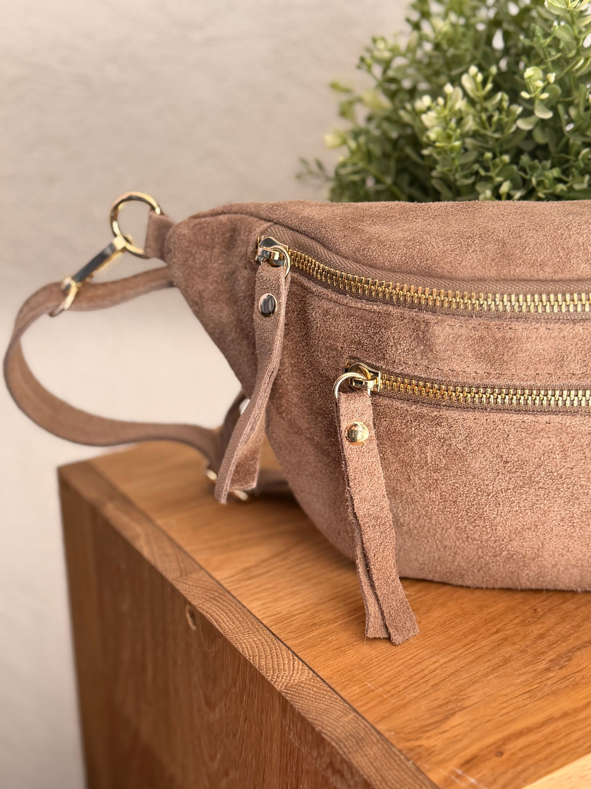Sac banane avec poche avant, en cuir daim HOLLY - Taupe (foncé)