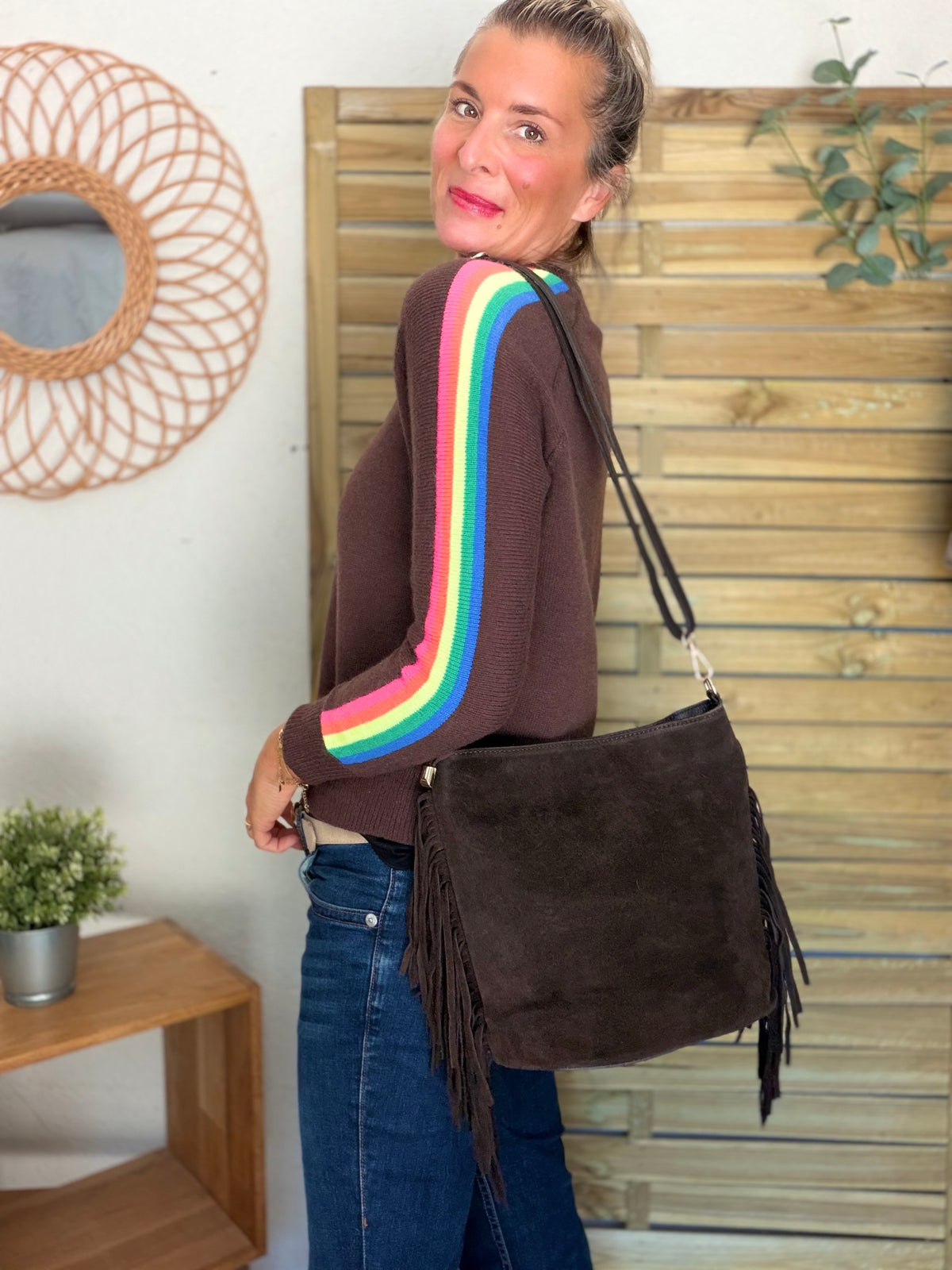 Pull épais avec bandes arc-en-ciel, col V - RAINBOW 🌈 Chocolat - Winter 2026
