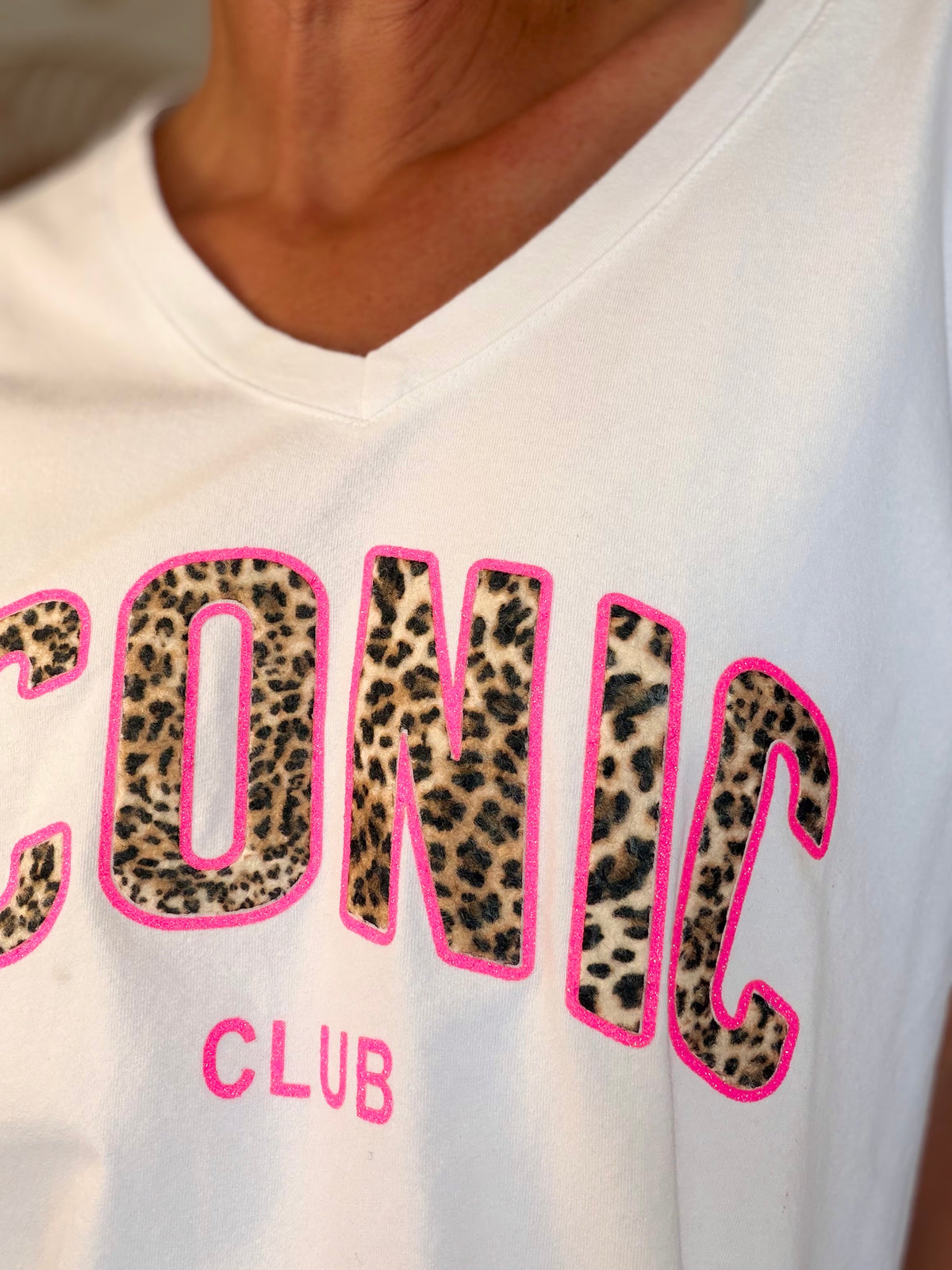 Tee shirt col V ICONIC club oversized MILA Léo - FIN DE SÉRIE