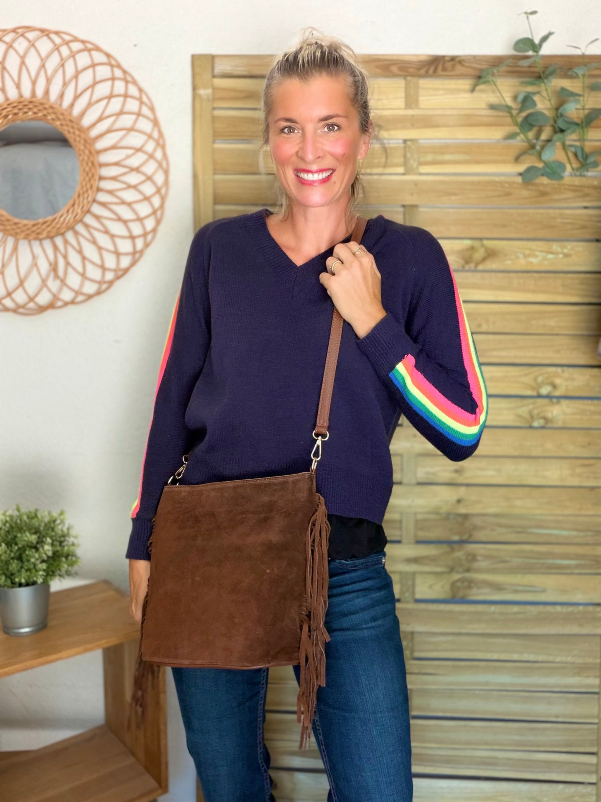 Pull épais avec bandes arc-en-ciel, col V - RAINBOW 🌈 Bleu marine - Winter 2026