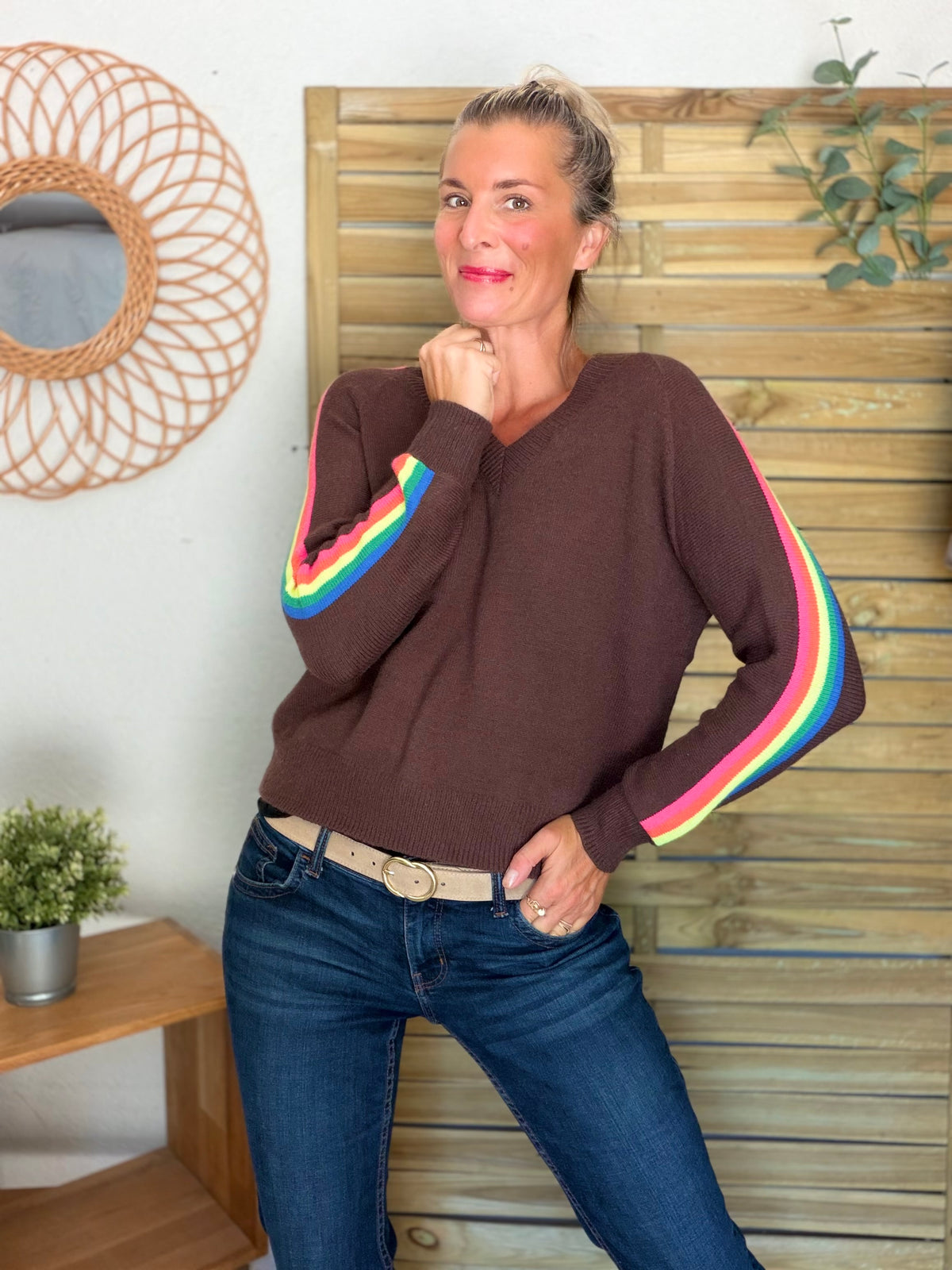 Pull épais avec bandes arc-en-ciel, col V - RAINBOW 🌈 Chocolat - Winter 2026