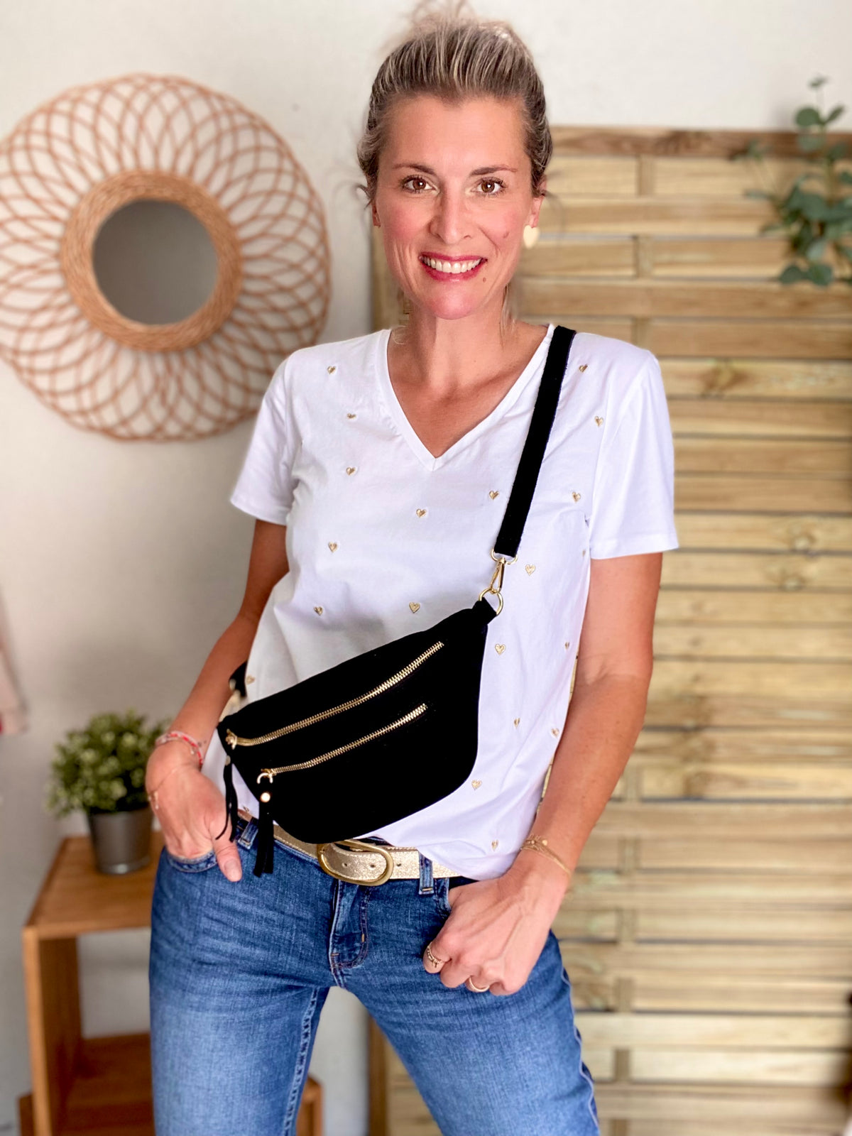 Sac banane avec poche avant, en cuir daim HOLLY - Noir