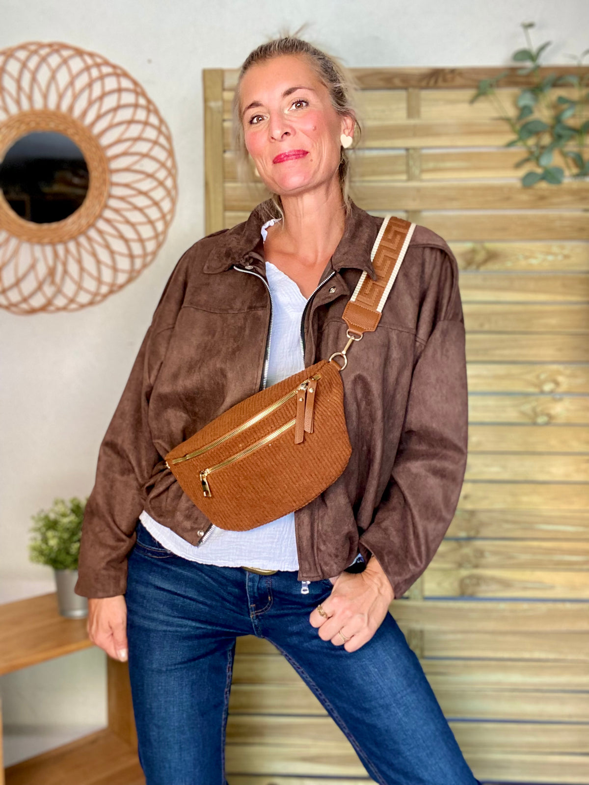 Sac banane L en velours côtelé 2 zips et sangle fantaisie - ASHLY - Camel foncé • FIN DE SÉRIE