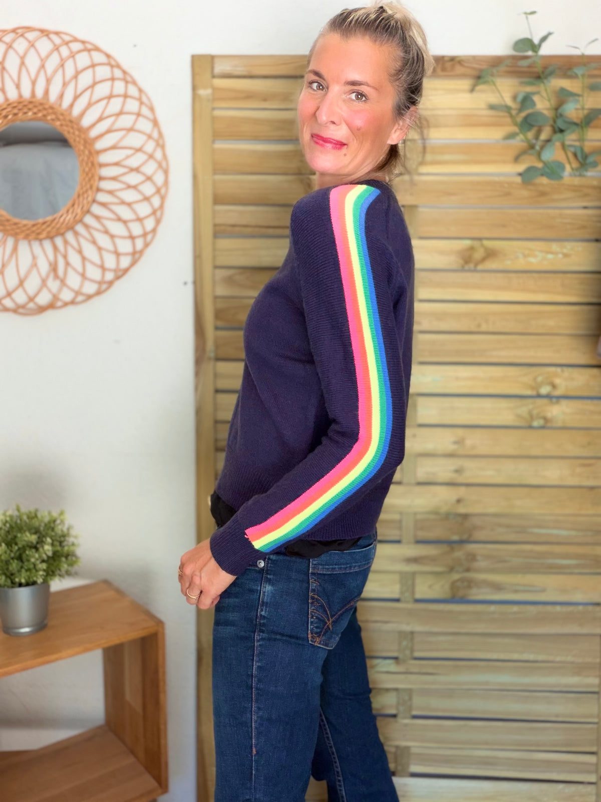 Pull épais avec bandes arc-en-ciel, col V - RAINBOW 🌈 Bleu marine - Winter 2026