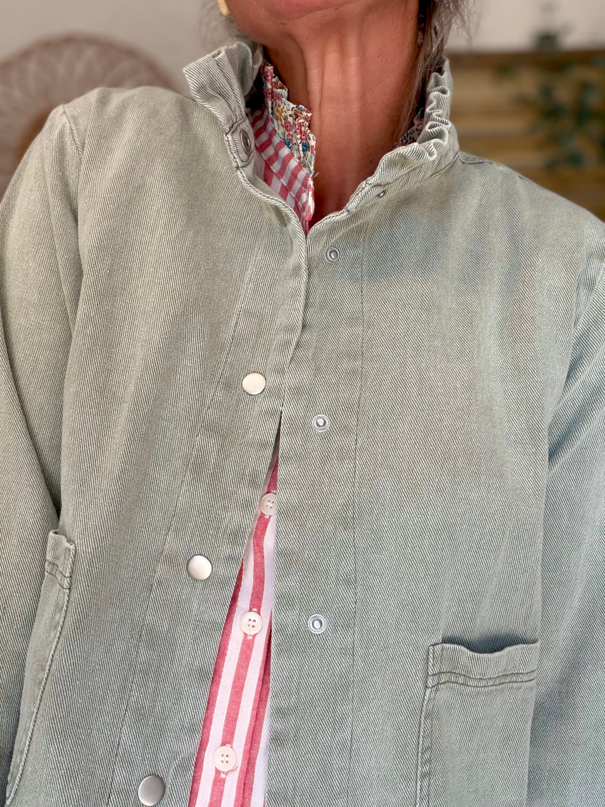 Veste courte légère col volanté JUNE - Vert sauge